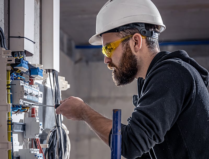 Profesionální elektrikář při práci